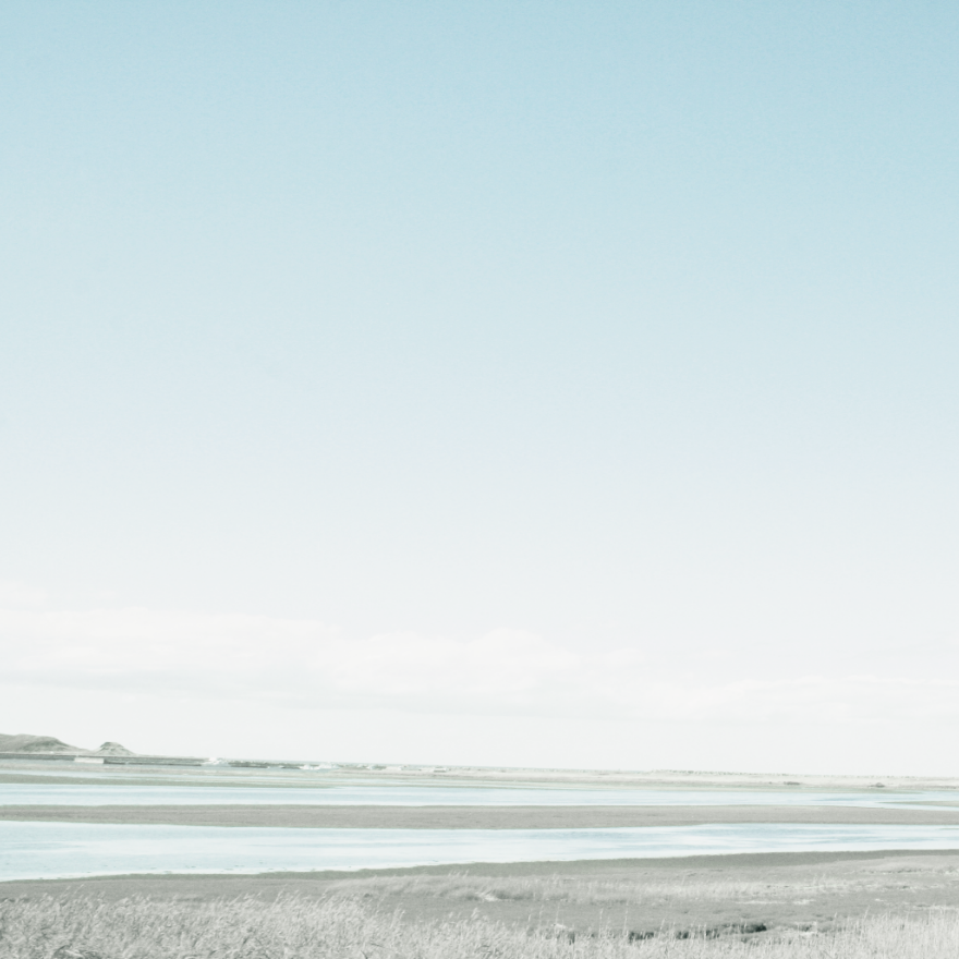 sky and waterfront イメージ